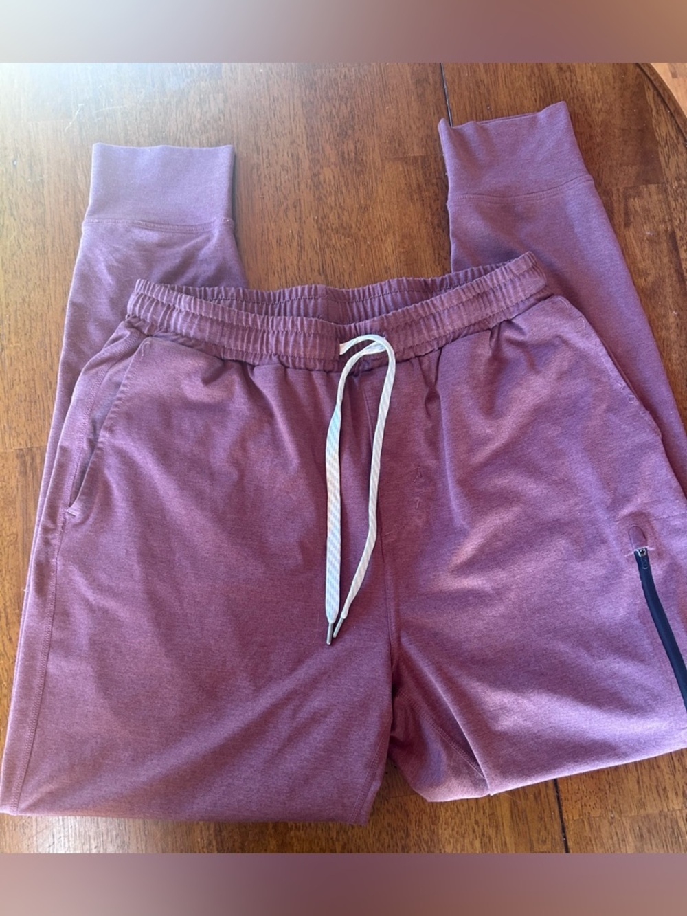 Vuori Men's Sunday Performance Joggers / heathered maroon color